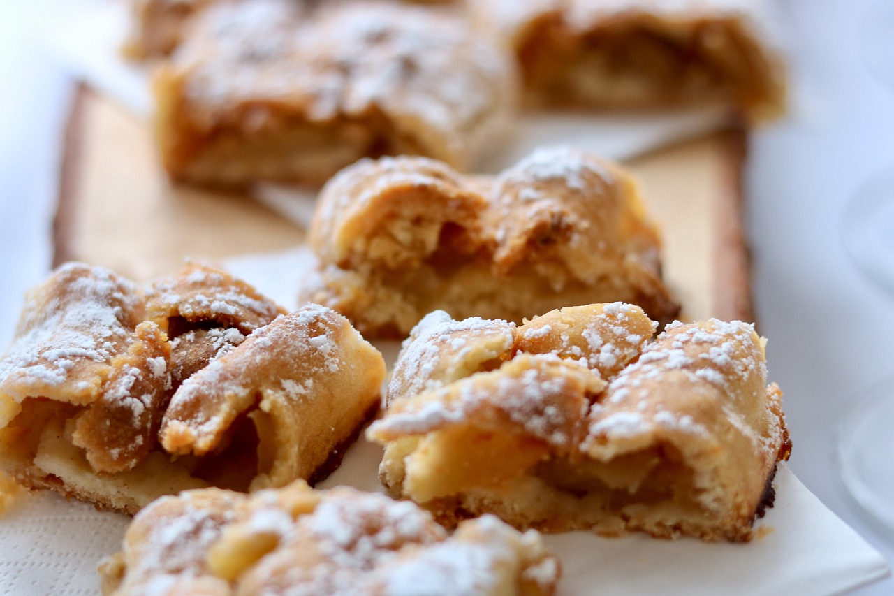 chunks, farm yard, cakes, sweet, dessert, treat, powdered sugar, reception, aperitif, buffet, catering, event, homemade, farm shop, bush tavern, apple strudel, törggelen, south-tirol, bolzano, alm, catering, apple strudel, apple strudel, apple strudel, apple strudel, apple strudel